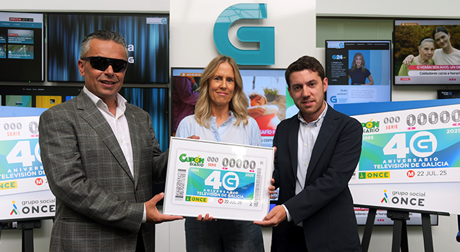 O delegado da ONCE en Galicia, Manuel Martínez, fixo entrega a Alejandro López, subdirector dos servizos informativos da canle, e a Marta Fernández, xefa de Comunicación Corporativa e Responsabilidade Social da CSAG, dun cupón simbólico.