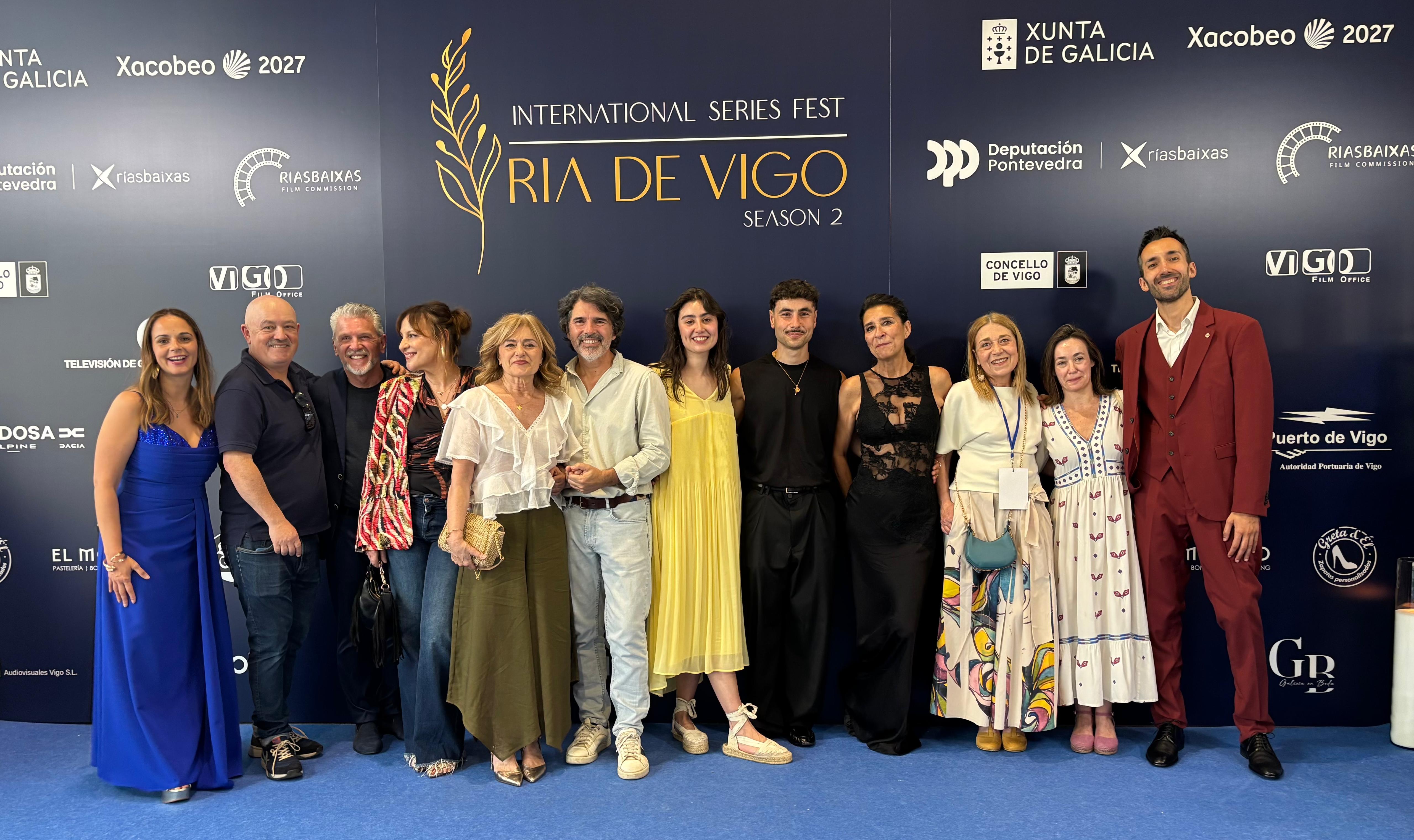O equipo da serie 'Pensión incompleta', acompañados polos directores do festival Ría de Vigo, Miguel Blanco e Paula Boto